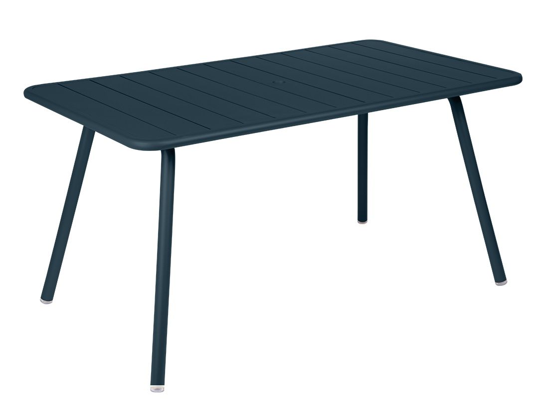 Blauer Luxembourg Tisch von Fermob für den Außenbereich, Gartentisch aus Metall mit vier Beinen.