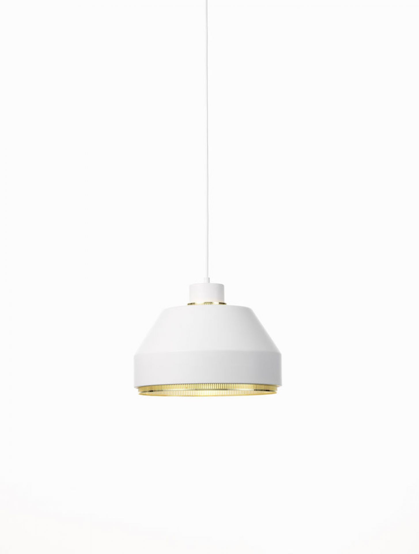 Weiße AMA500 Pendelleuchte von Artek mit goldenem Detail, moderne Hängelampe für stilvolle Innenbeleuchtung.