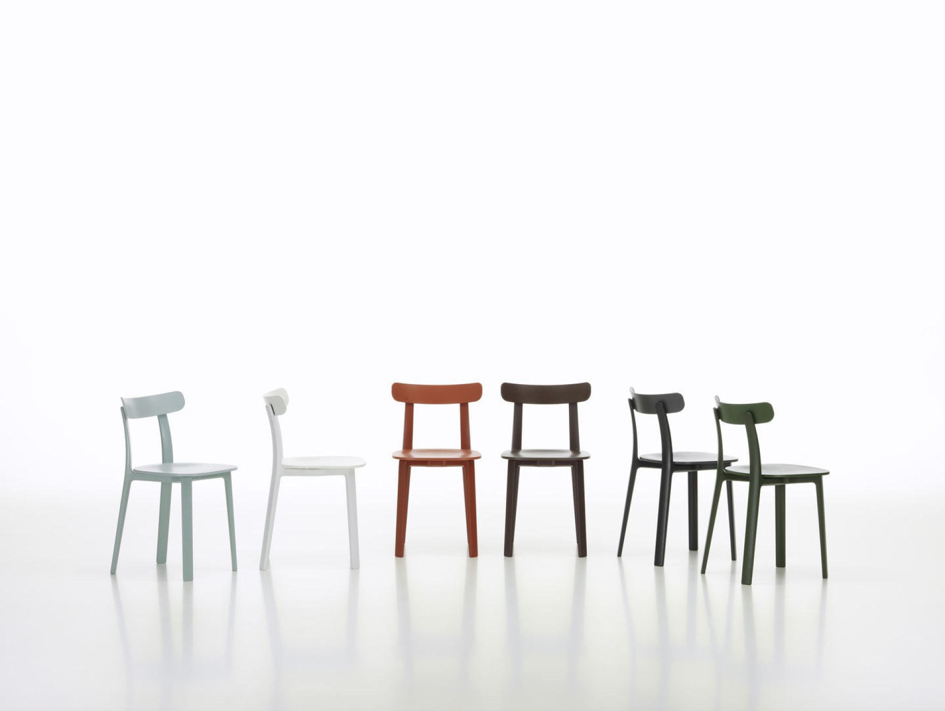 Reihe von Vitra All Plastic Chairs Outdoor in verschiedenen Farben auf weißem Hintergrund.