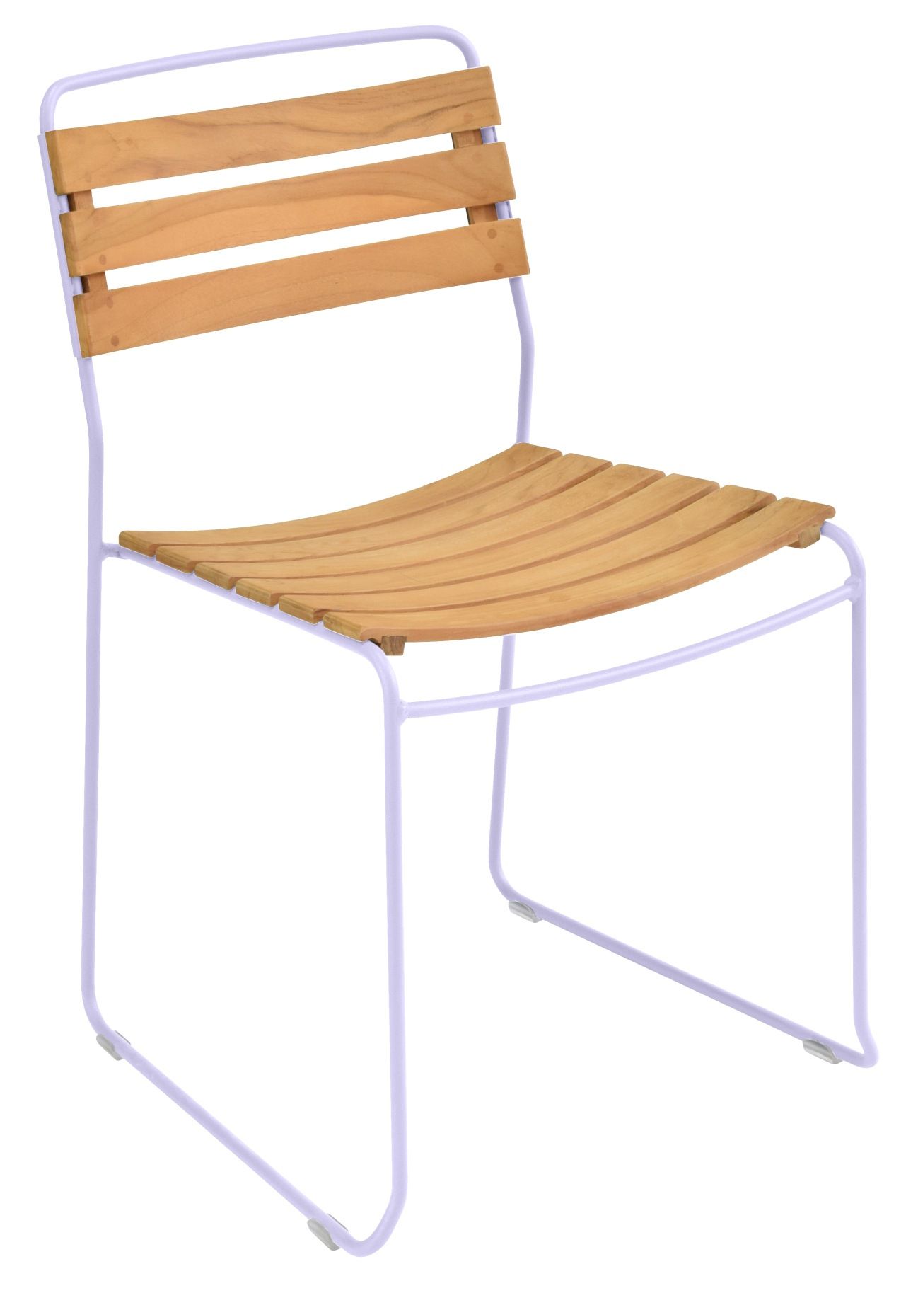 Fermob Surprising Teak Chair Outdoor Stuhl mit hellem Gestell und Teakholz-Sitzfläche und Rückenlehne.