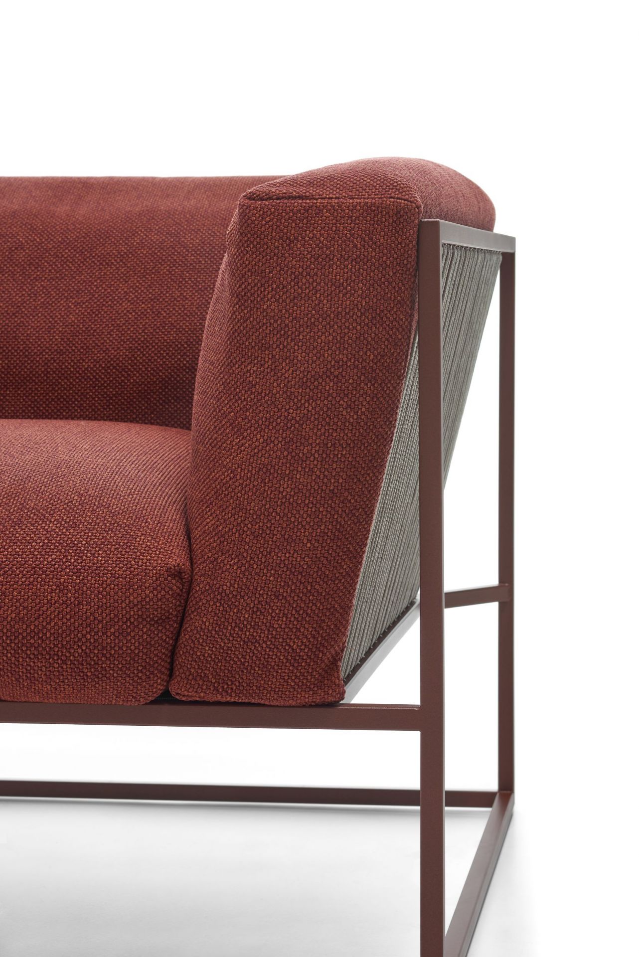 Detailaufnahme des Arpa Outdoor Sofas von MDF Italia mit rotem Stoffbezug und filigranem Metallgestell.