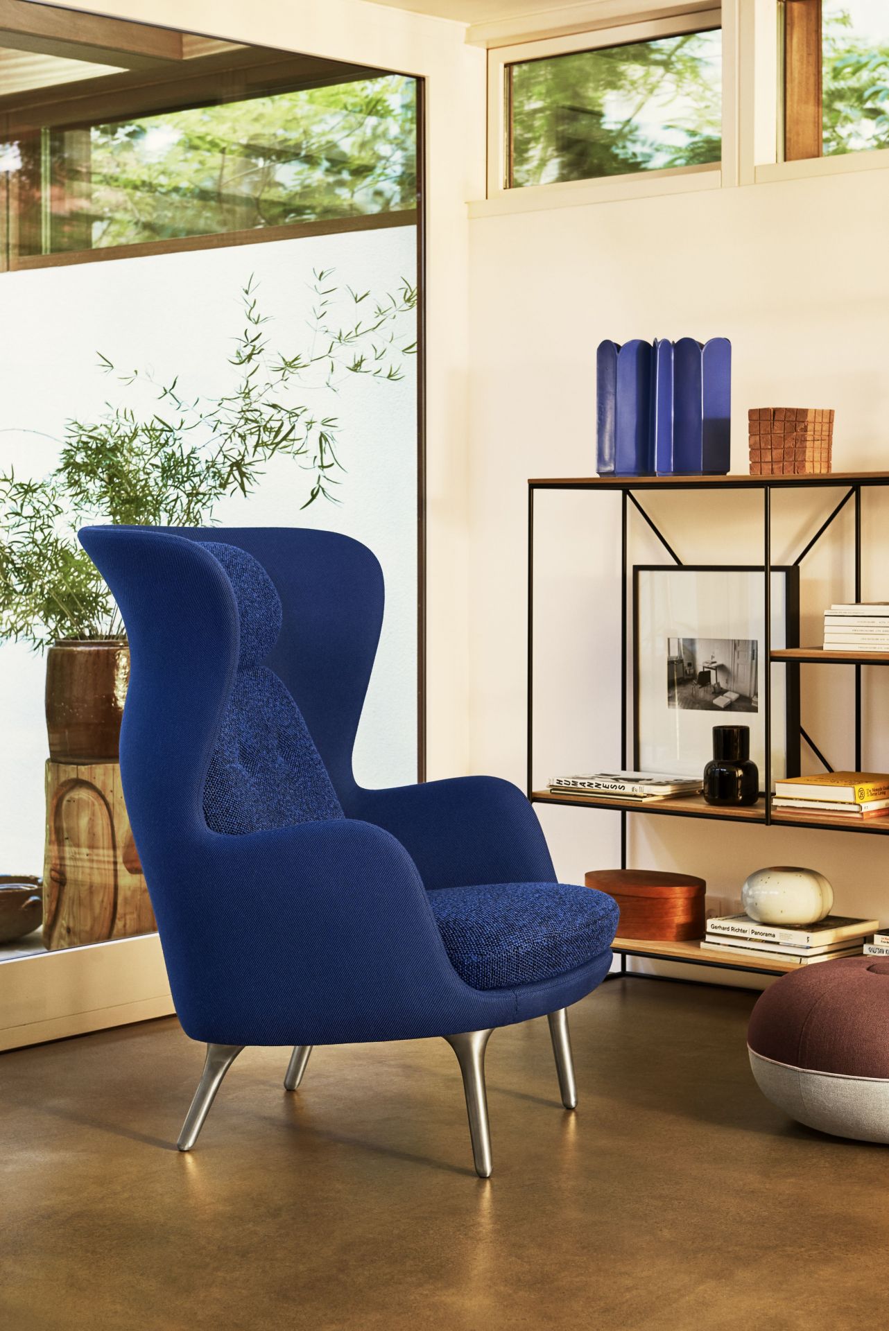 Blauer Ro Sessel von Fritz Hansen mit hoher Rückenlehne und silbernen Beinen in modernem Wohnraum.