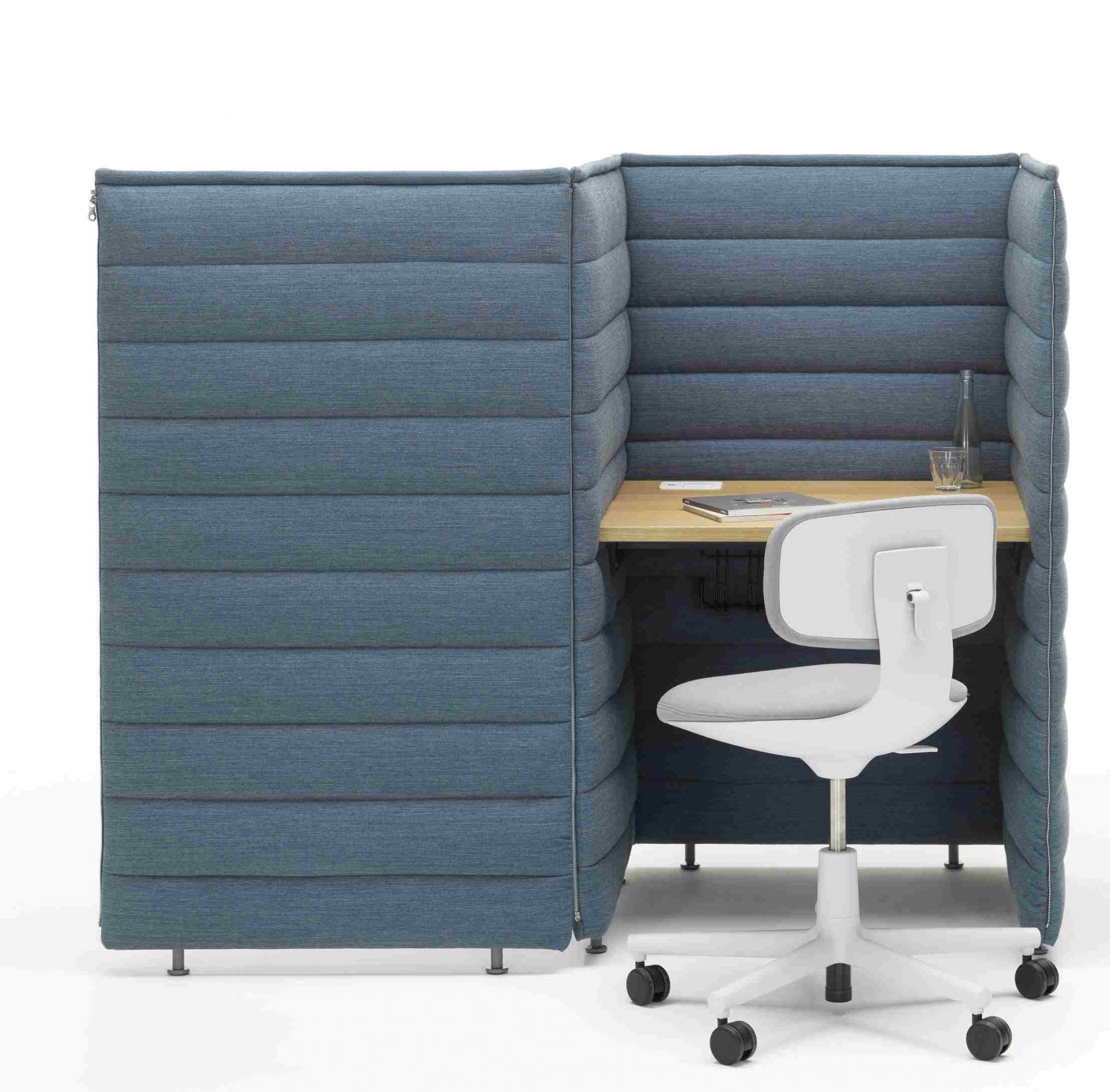 Vitra Alcove Plus Desk Small Schreibtisch mit blauer Stoffverkleidung und Bürostuhl auf weißem Hintergrund.