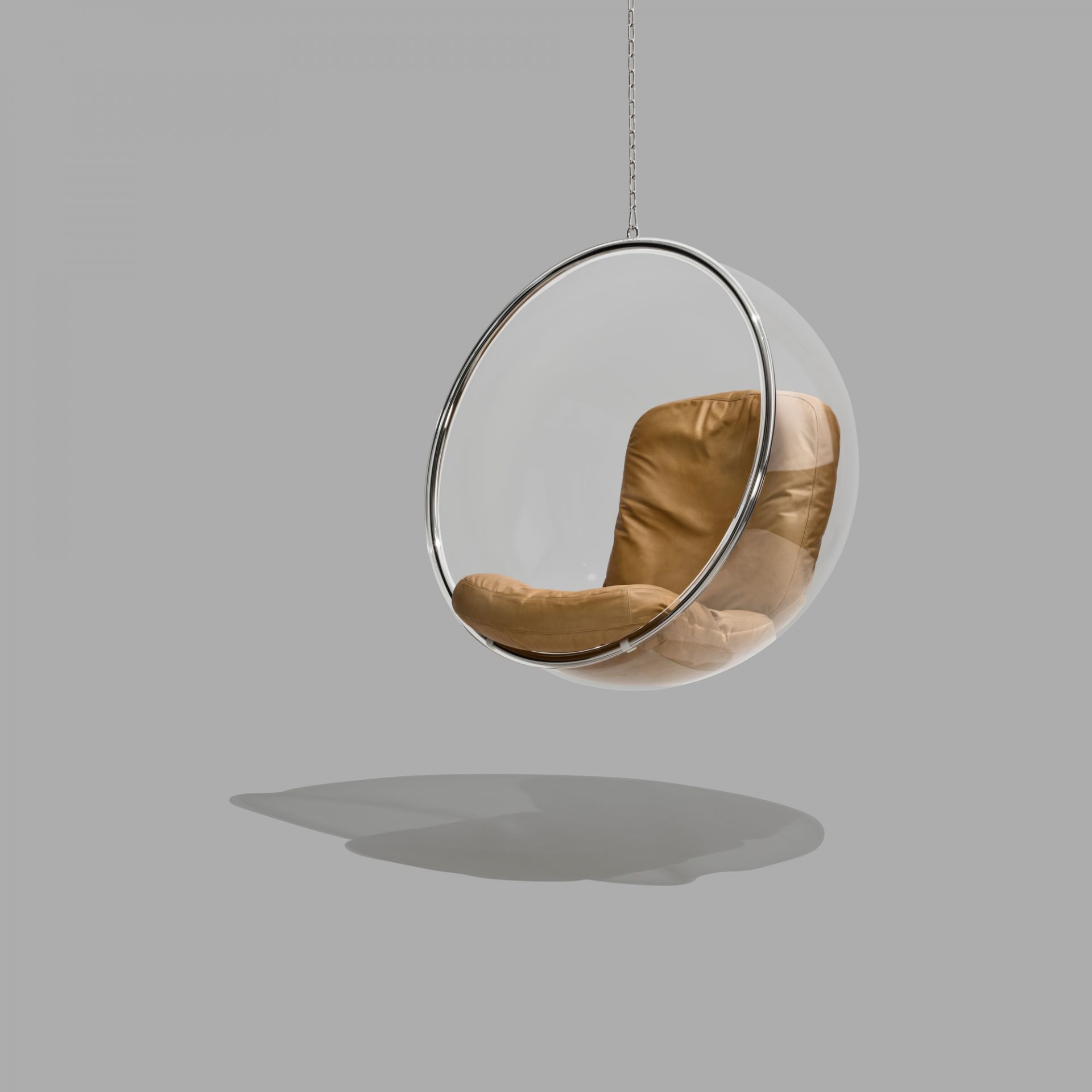 Bubble Chair: Transparenter Hängesessel mit braunen Lederkissen, Designklassiker von Eero Aarnio Originals.