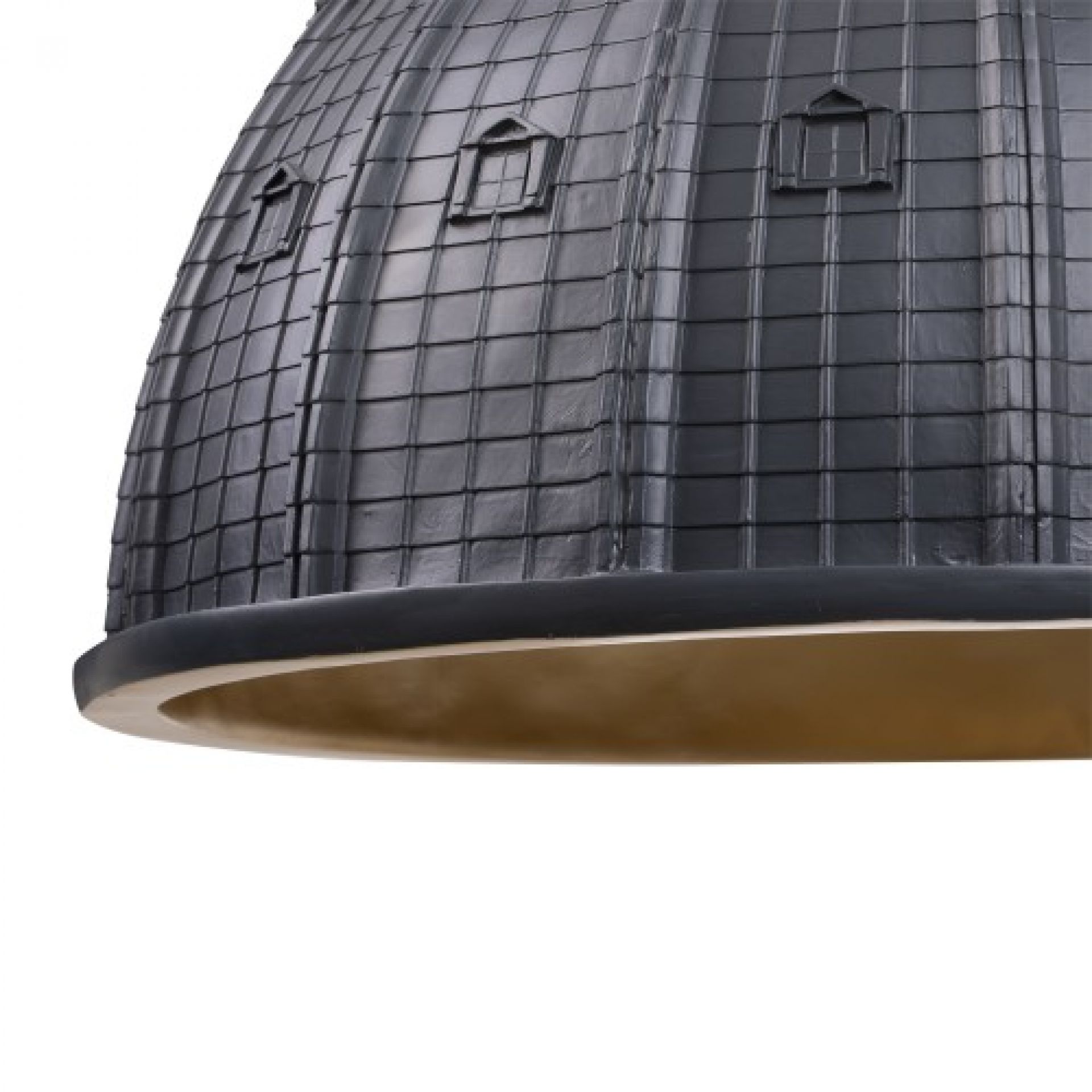 Detailaufnahme der Cupolone Pendelleuchte von Seletti, Kuppel-Design mit kleinen Fenstern und goldener Innenseite.