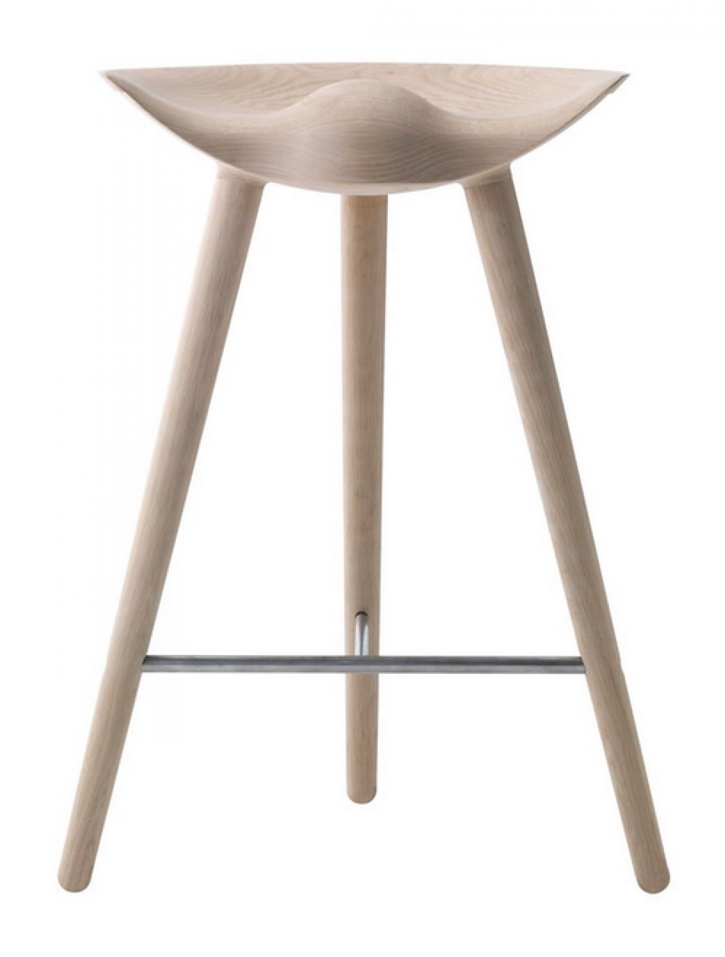ML42 Thekenhocker Audo aus hellem Holz mit drei Beinen und Fußstütze aus Metall.