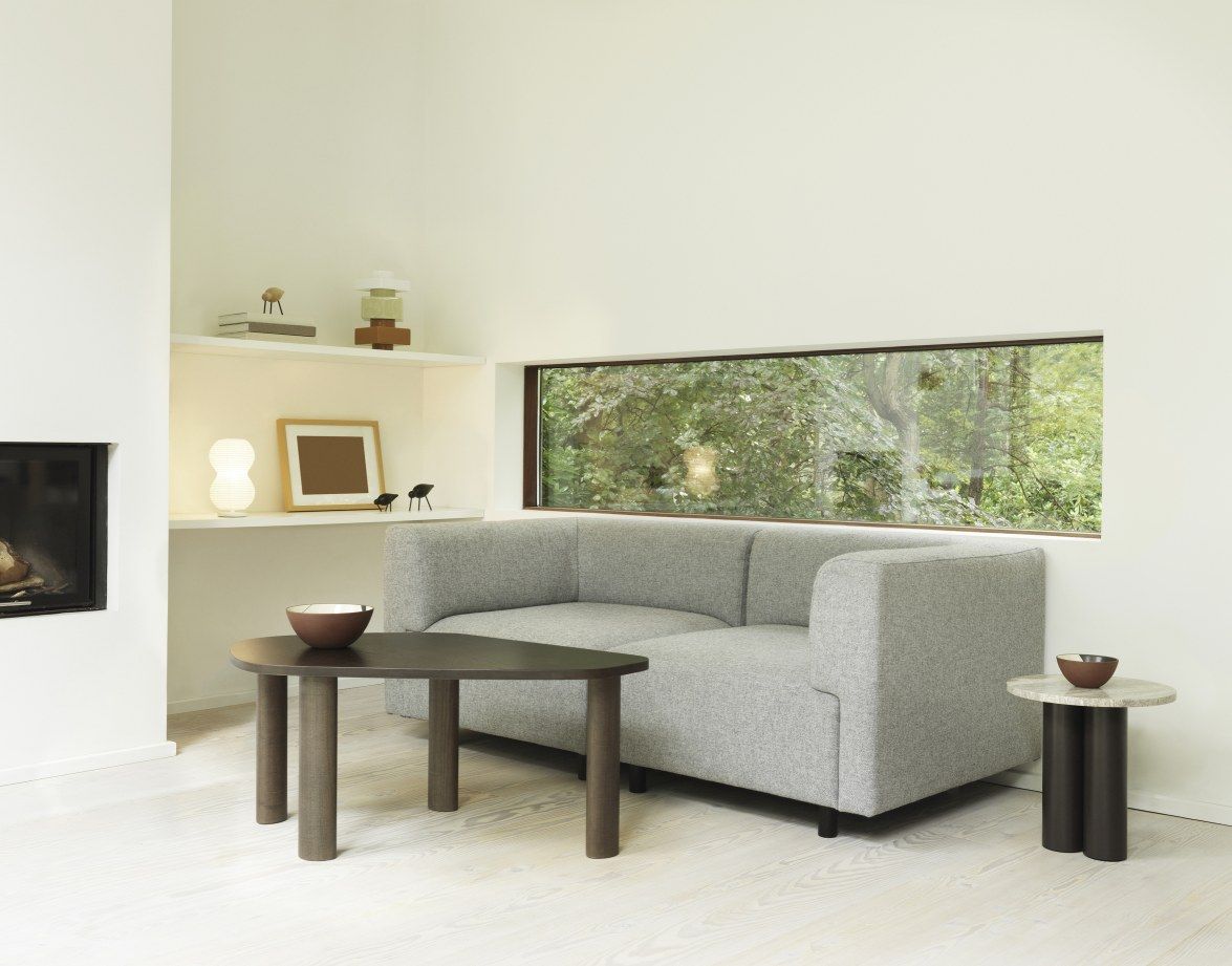 Moderner Wohnraum mit grauem Sofa, Fensterblick und Dit Coffee Table Beistelltischen von Normann Copenhagen.