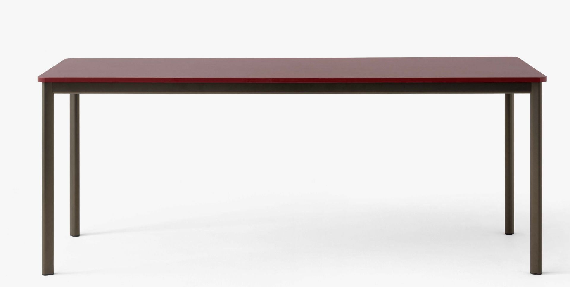 AndTradition Drip Table HW58 mit bordeauxroter Tischplatte und braunem Metallgestell, moderner Esstisch für Esszimmer.