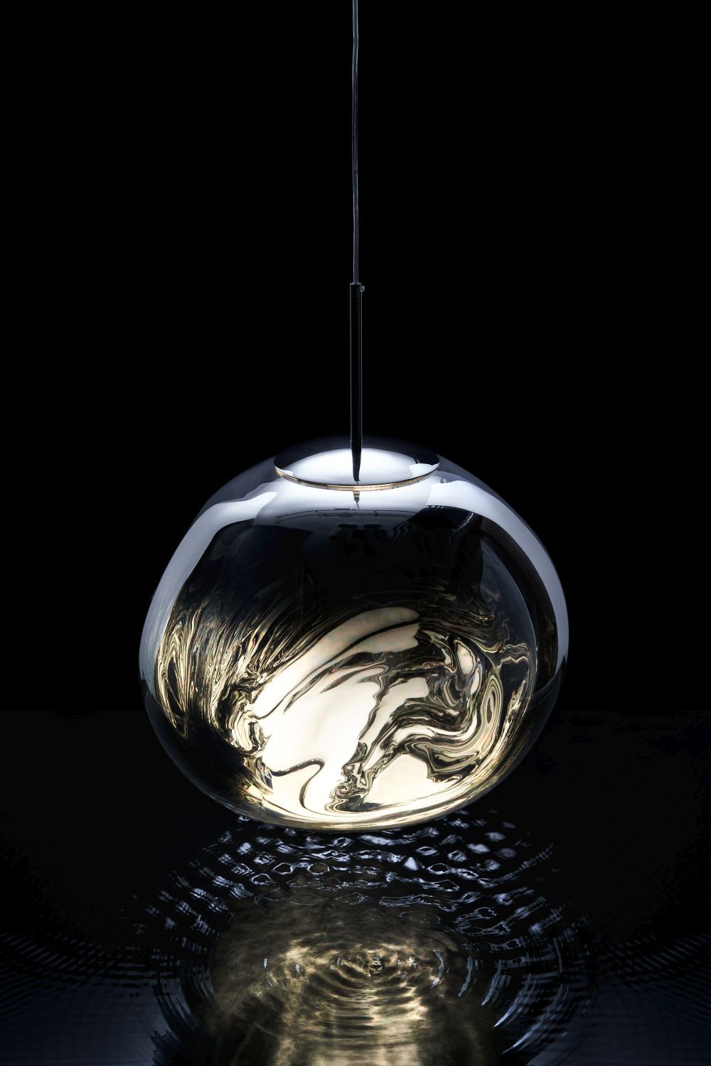 Nahaufnahme der modernen Tom Dixon Melt LED Pendelleuchte in Chrom mit Spiegelung.