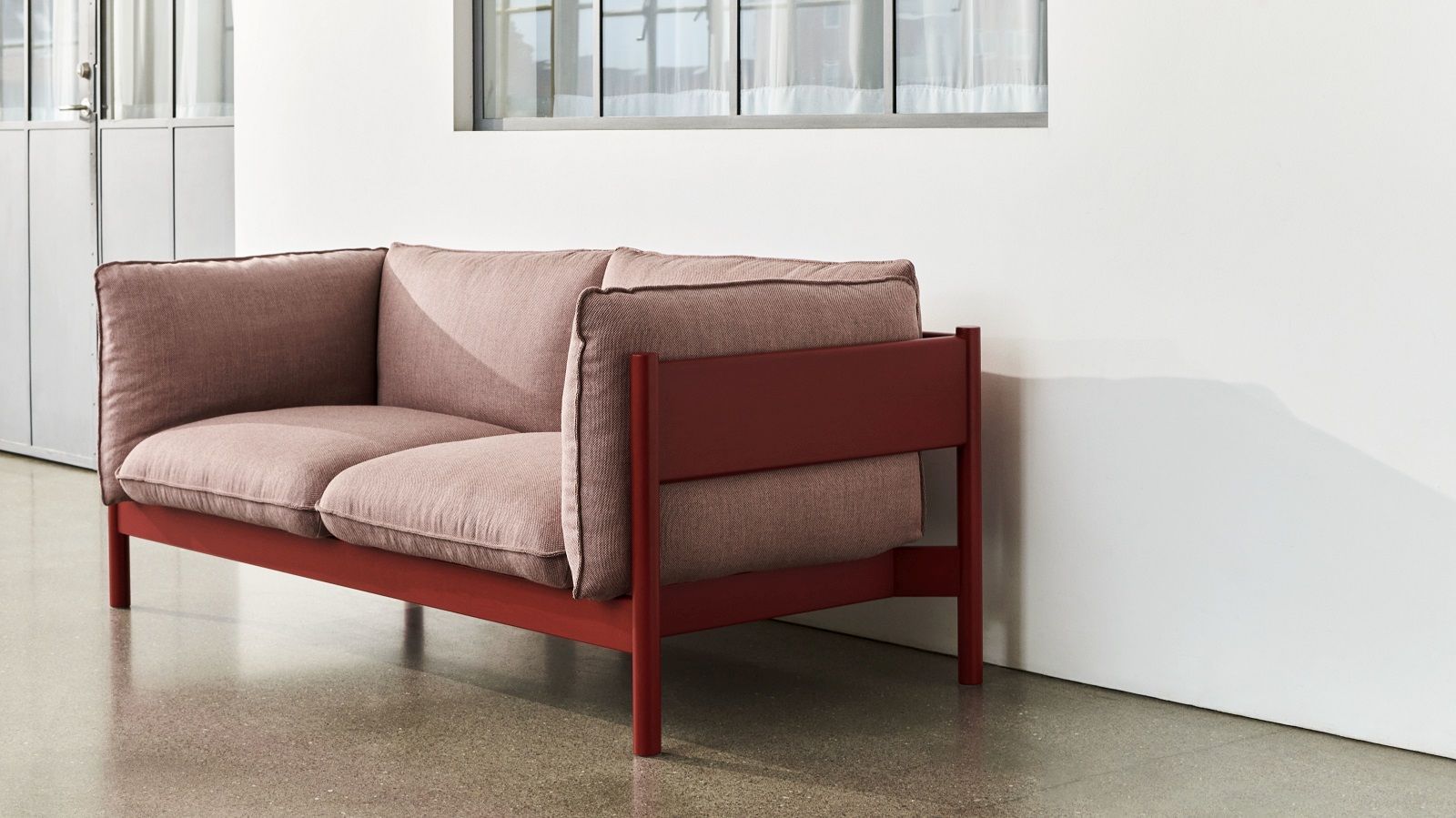 Arbour Eco Sofa 2-Sitzer von Hay in Rosa mit rotem Holzrahmen, modernes Design Sofa.