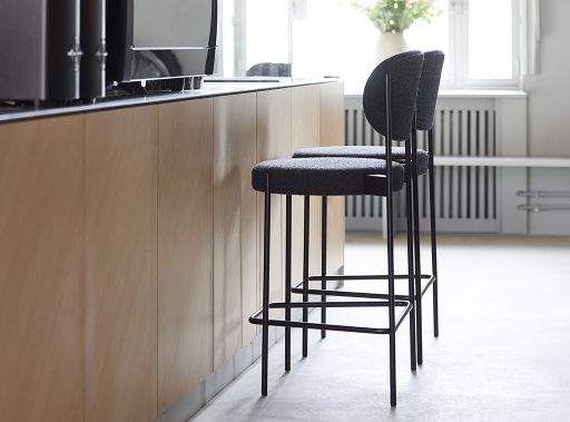 Zwei Verpan Series 430 Barhocker in Grau mit schwarzem Gestell vor einer Küchentheke.