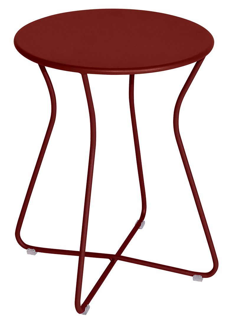 Roter Cocotte Hocker von Fermob für den Außenbereich, runder Tisch mit filigranem Metallgestell.