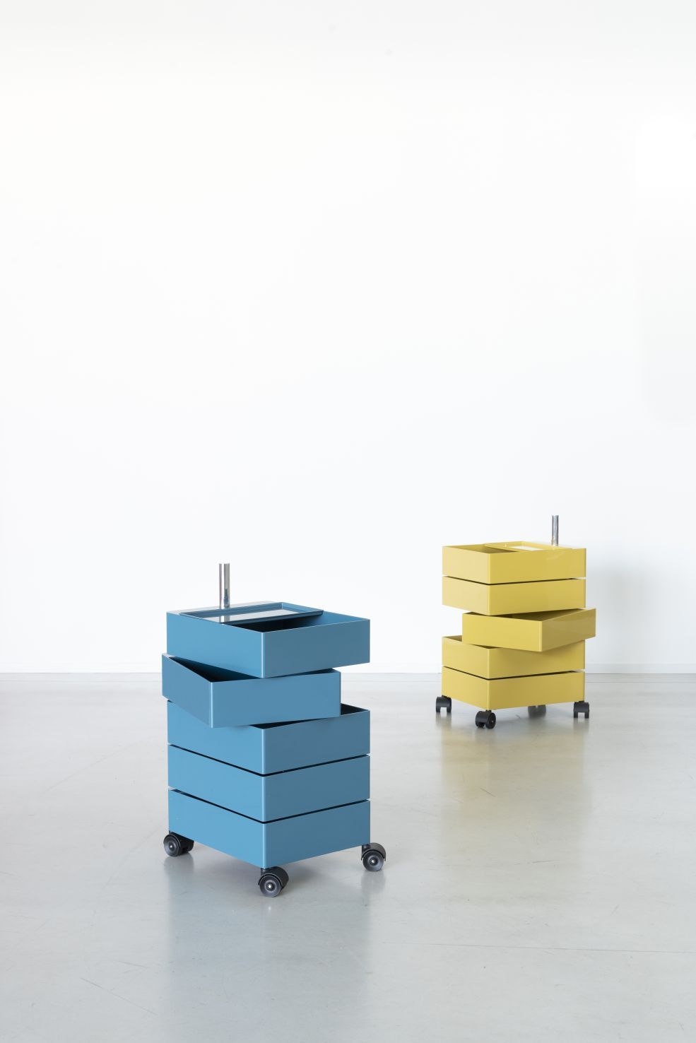 Blauer und gelber 360° Container Magis Rollcontainer mit Schubladen für Büro und Wohnzimmer.