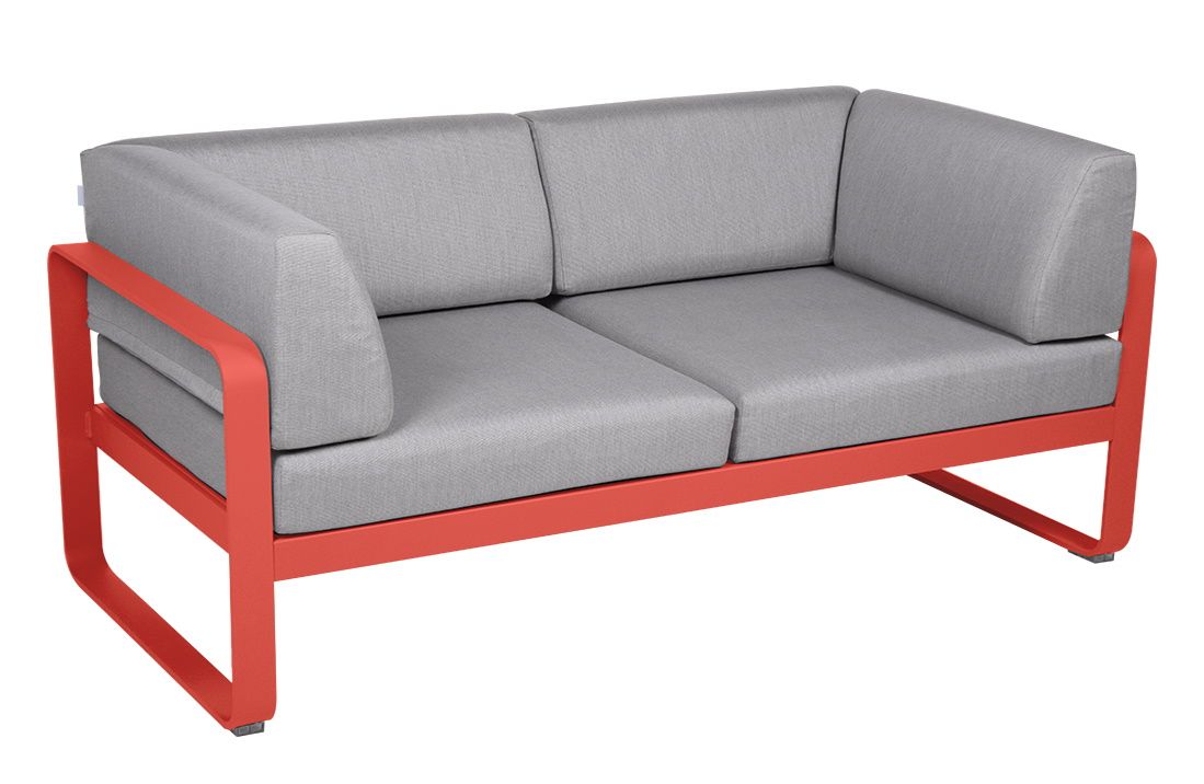 Bellevie 2-Sitzer Outdoor Sofa von Fermob mit rotem Rahmen und grauen Polstern für Garten und Terrasse.