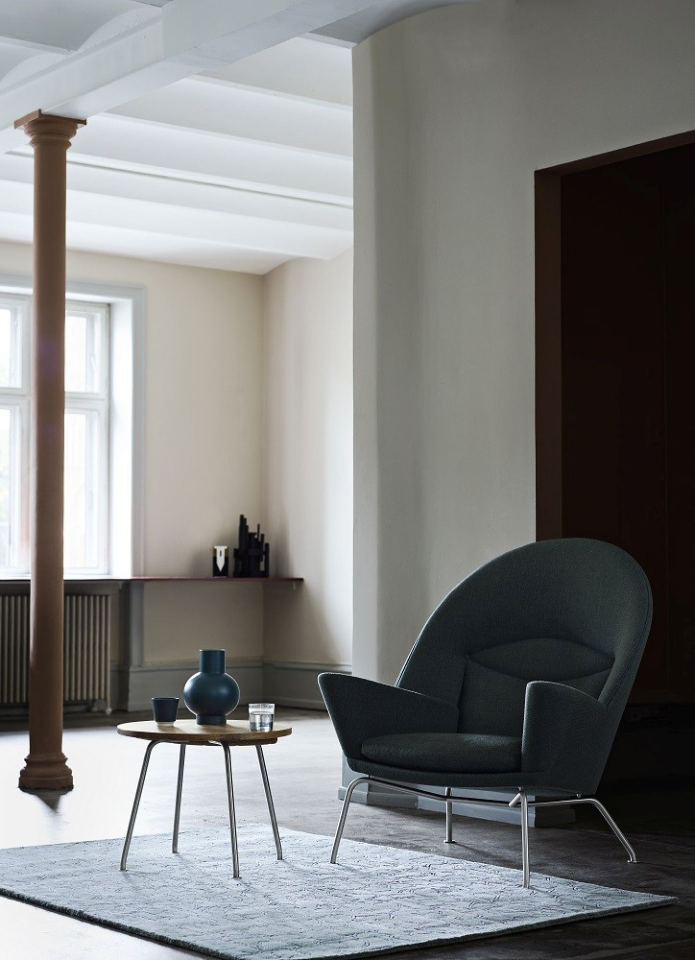 CH468 Oculus Chair Sessel von Carl Hansen & Søn in grauem Stoff mit Beistelltisch.