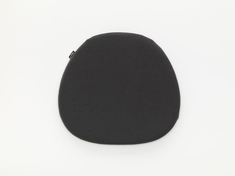 Soft Seats Sitzkissen Indoor/Outdoor Vitra Typ A Cosy 2 Pebble grey, graues Stuhlkissen für drinnen und draußen.
