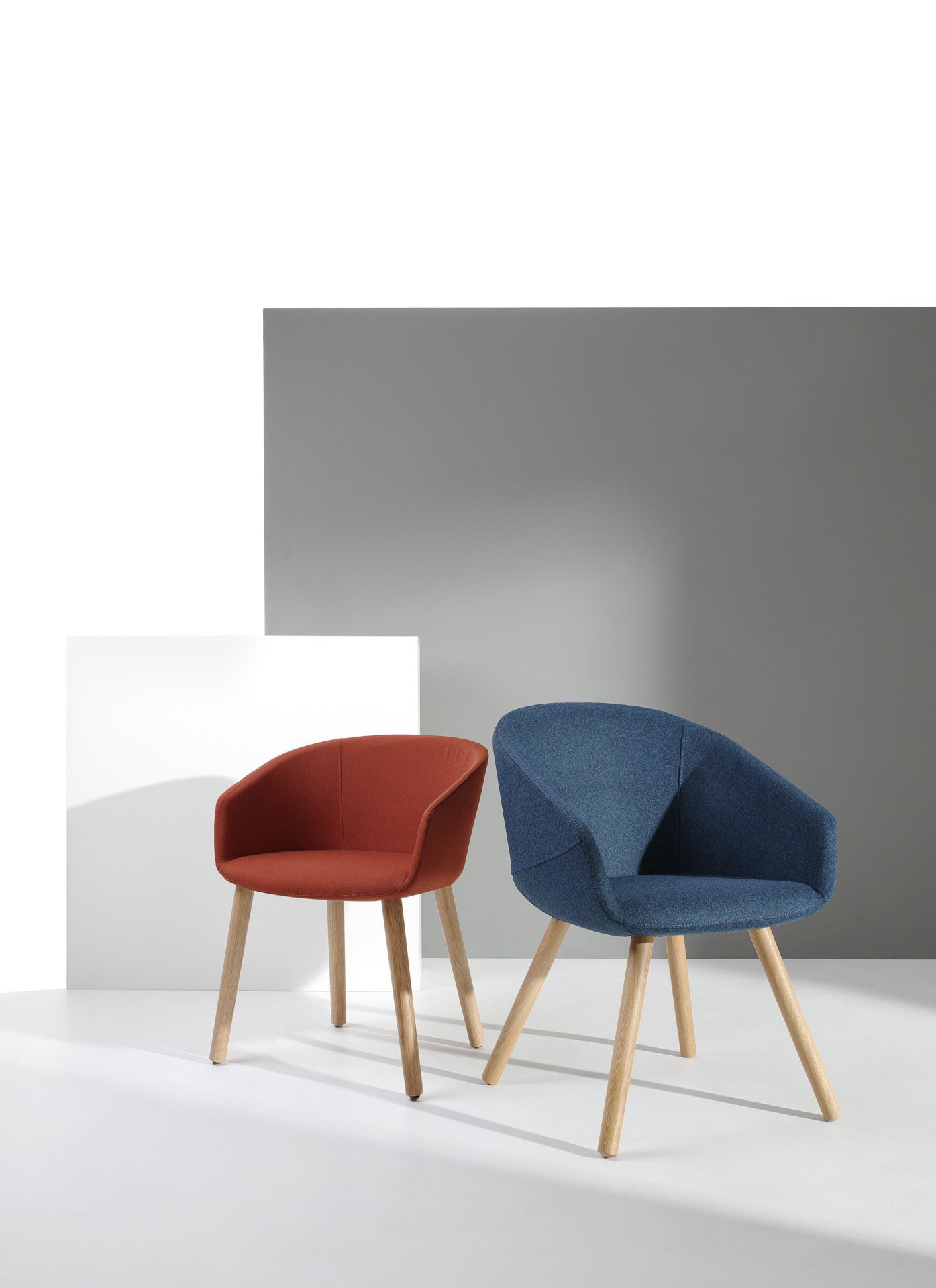 ox:co OX W 740 Konferenzsessel Bejot in Blau und Orange mit Holzbeinen, moderne Bürostühle.