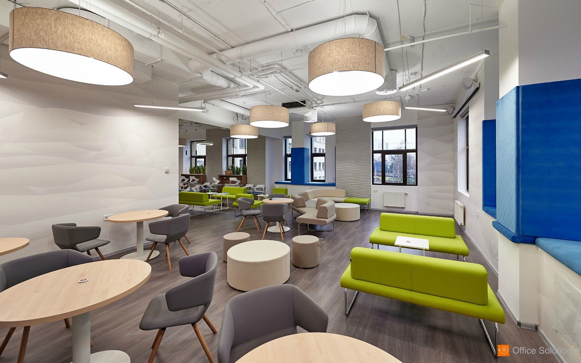 Helles Büro mit Sitzgruppen, point POP R 450 Pouf Sitzhockern, Sofas und Tischen für moderne Arbeitsbereiche.