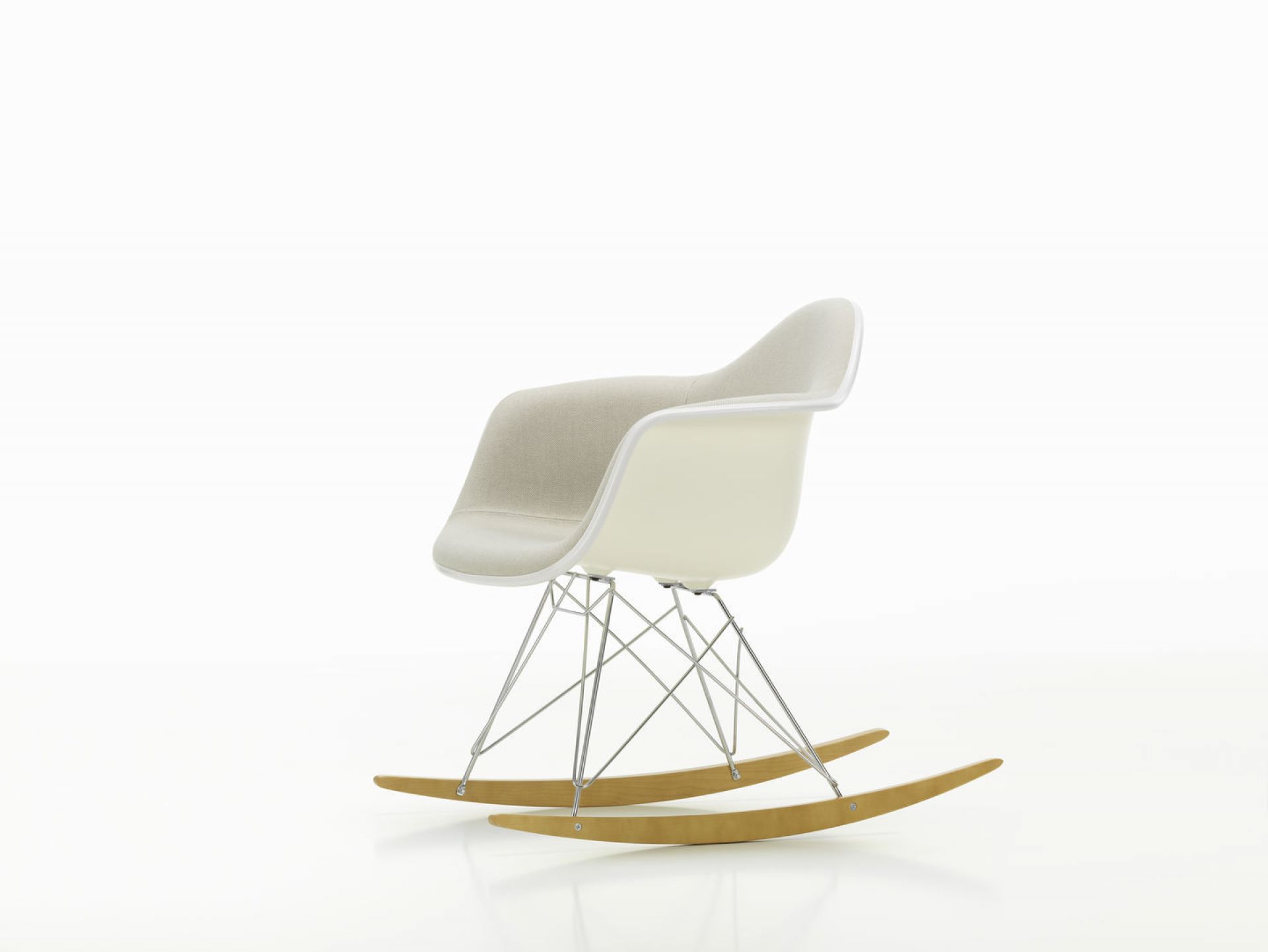 Vitra Eames RAR Schaukelstuhl, vollgepolstert, mit weißer Sitzschale, Chromgestell und hellen Holzkuven.