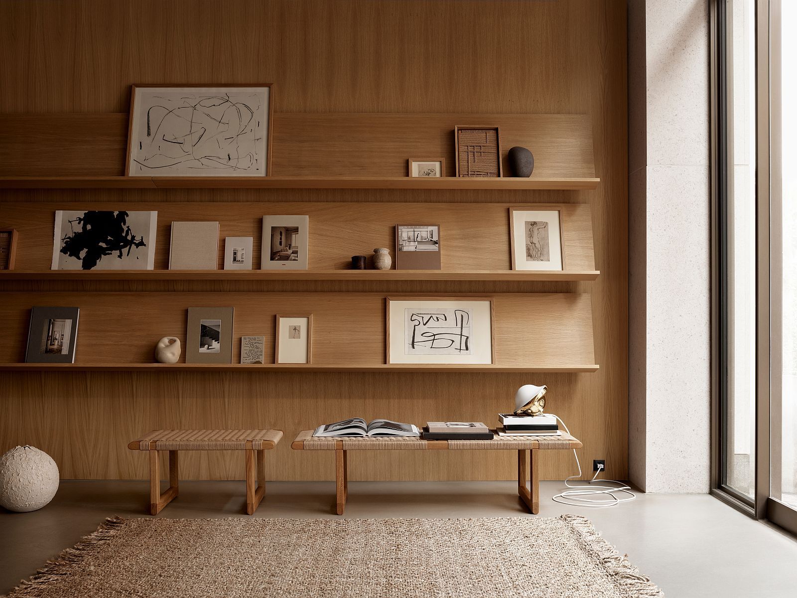RF200 Petal Lamp Tischleuchte von Carl Hansen & Søn auf Bank mit Bücherstapel.