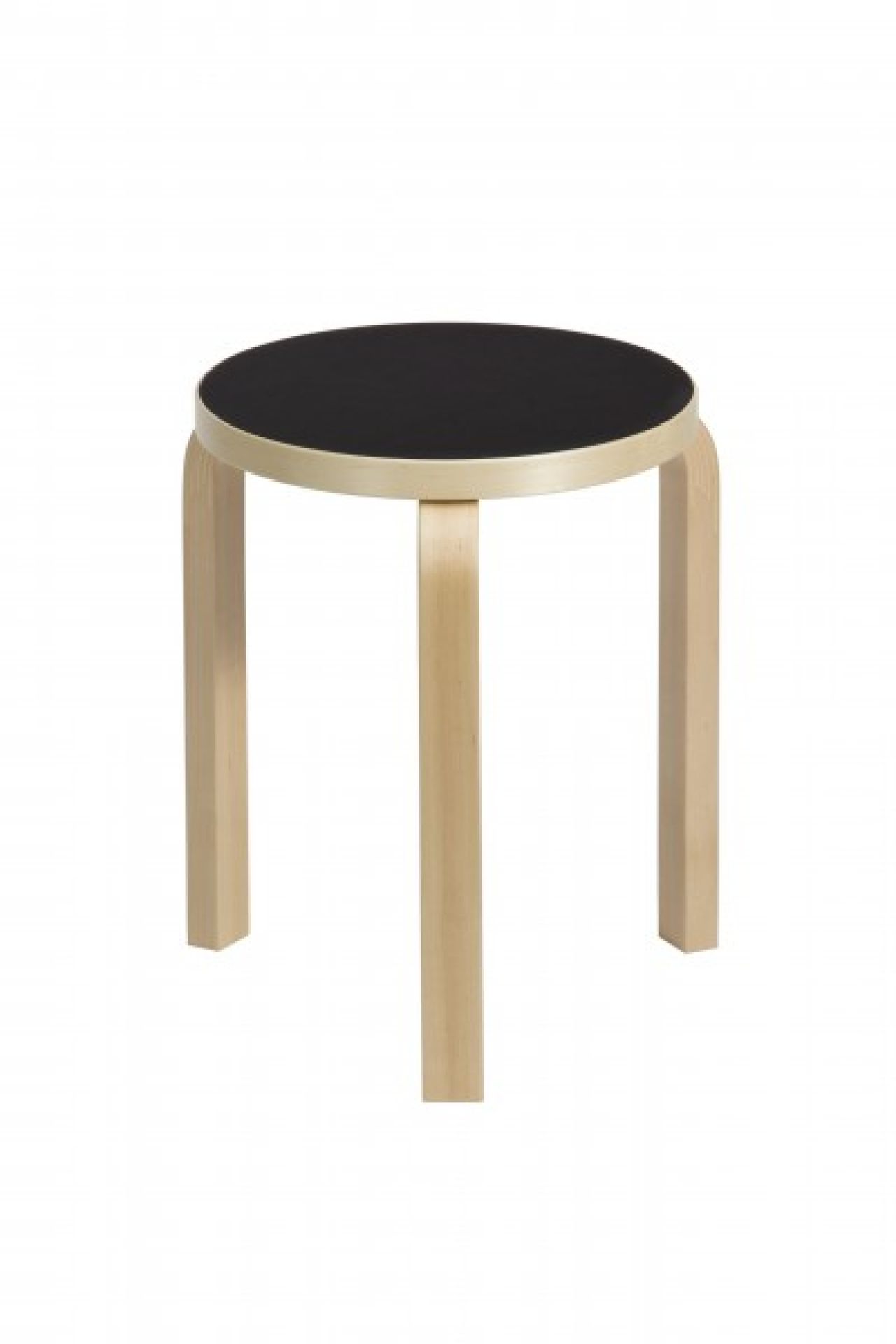 Artek Hocker 60 mit schwarzer Sitzfläche und drei hellen, hölzernen Beinen. Designhocker für Wohnen.