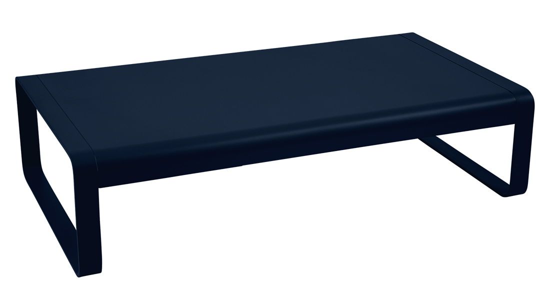 Bellevie Couchtisch von Fermob für den Außenbereich, marineblau, niedriger Tisch aus Aluminium.
