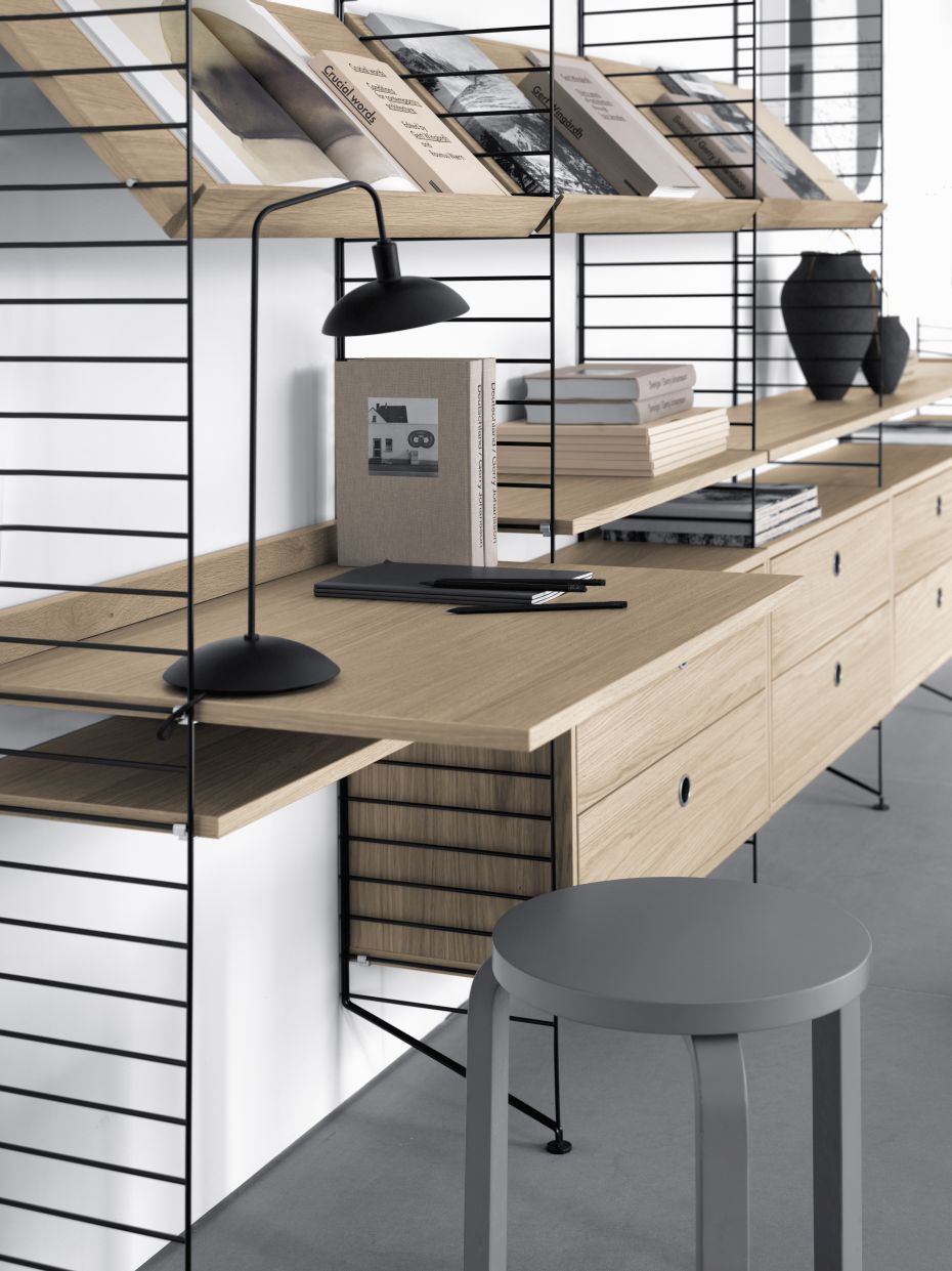 String Furniture Schreibtischplatte aus Walnuss, Teil eines modularen Regalsystems mit Schreibtisch, Regalen und Zubehör.