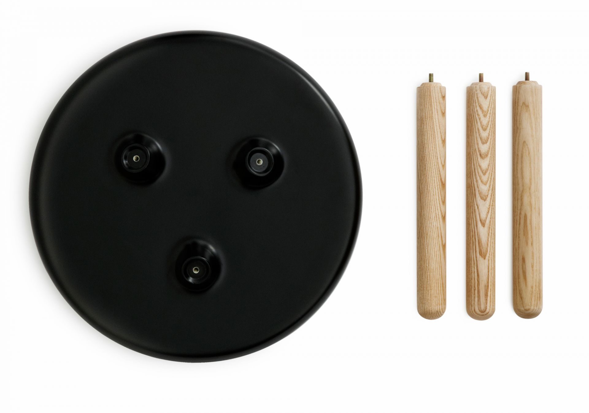 Schwarze Tischplatte und Holzbeine des Tablo Couchtischs von Normann Copenhagen.