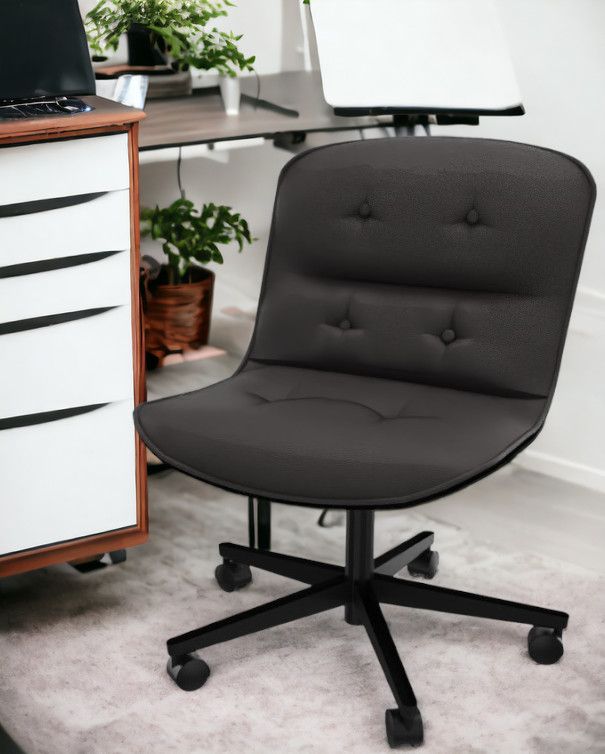 Schwarzer Pollock Executive Drehstuhl von Knoll International ohne Armlehnen im modernen Büro.