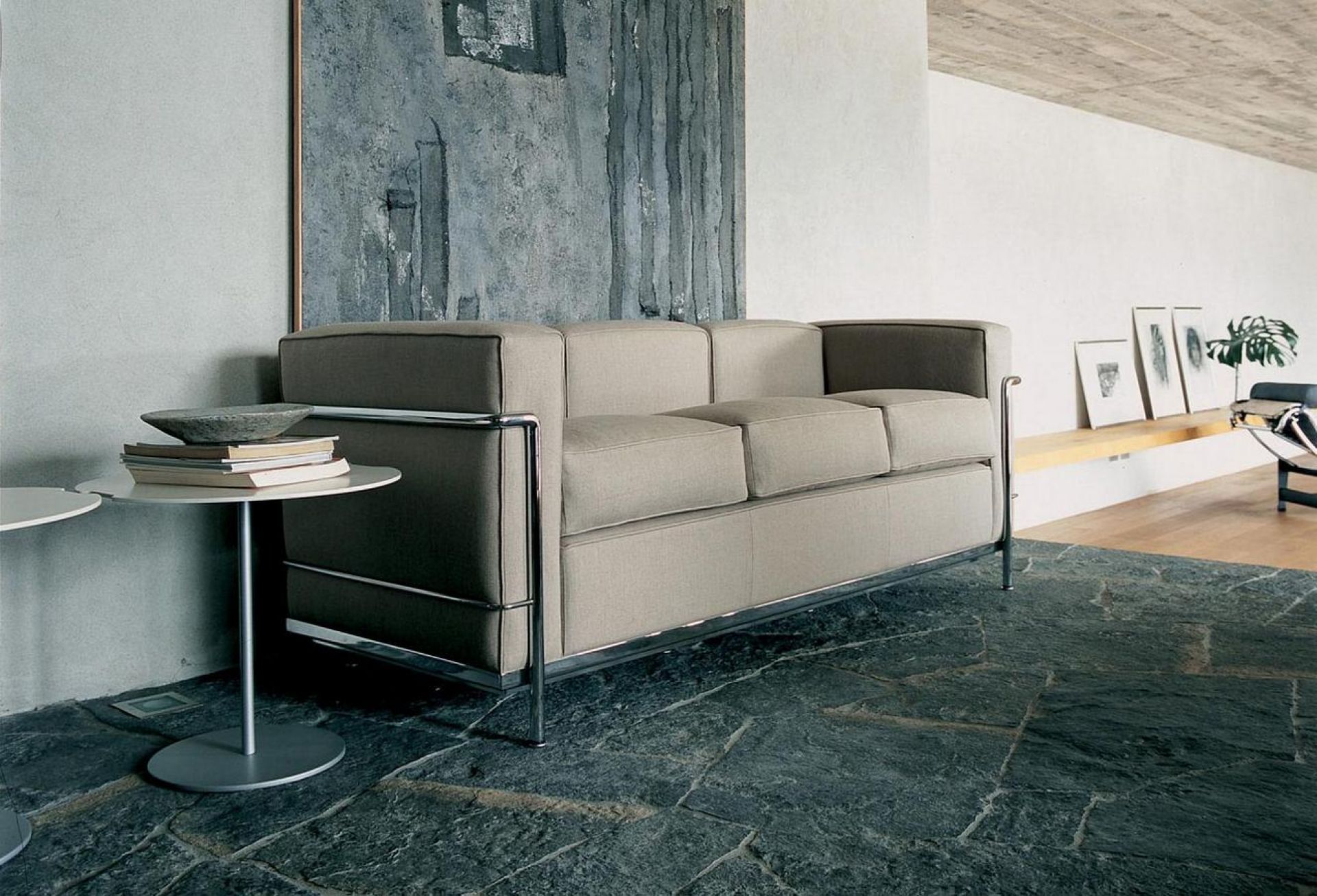 Beige Cassina Dreisitzer Sofa mit verchromtem Stahlrahmen im modernen Wohnzimmer. Designklassiker.