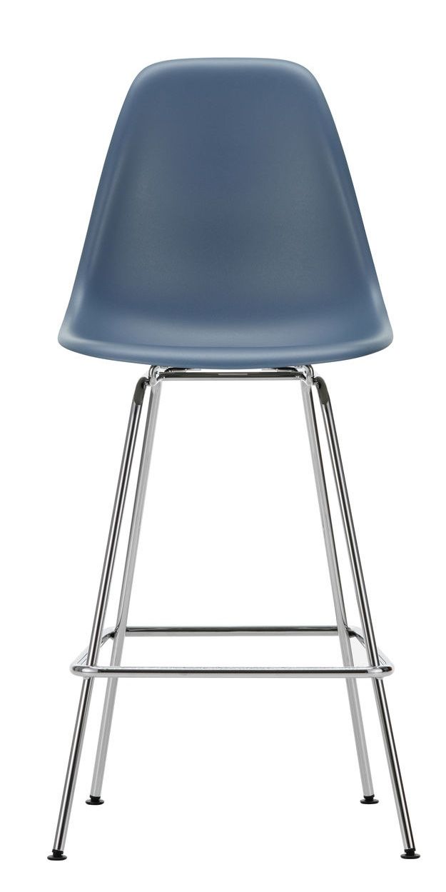 Blauer Eames Plastic Bar Stool von Vitra mit verchromtem Stahlgestell, Ansicht von vorne.