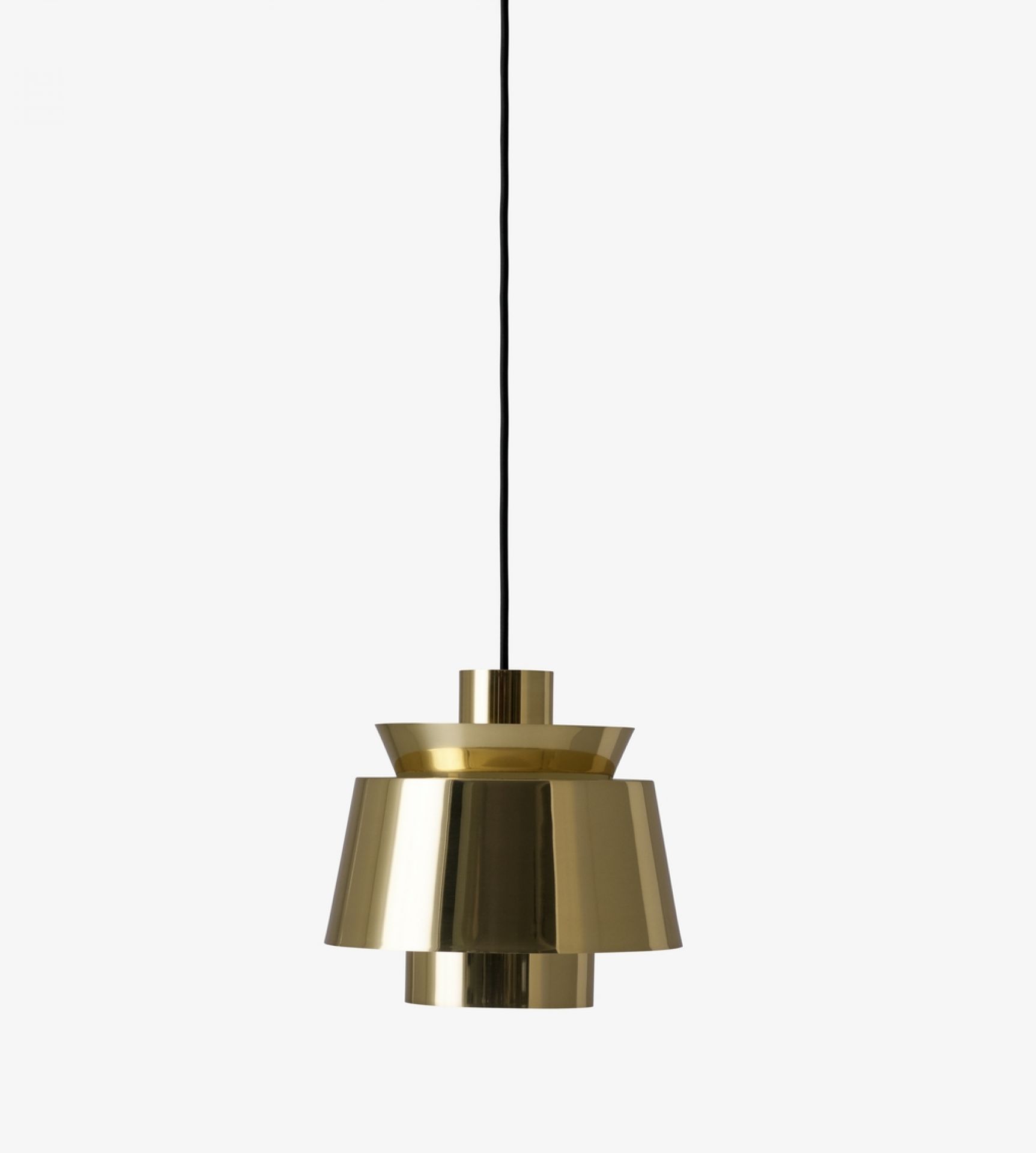 Nahaufnahme der goldenen Utzon Pendelleuchte von AndTradition, eine moderne Hängelampe für stilvolle Innenräume.