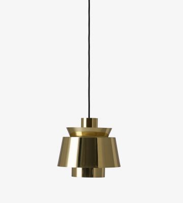 Nahaufnahme der goldenen Utzon Pendelleuchte von AndTradition, eine moderne Hängelampe für stilvolle Innenräume.