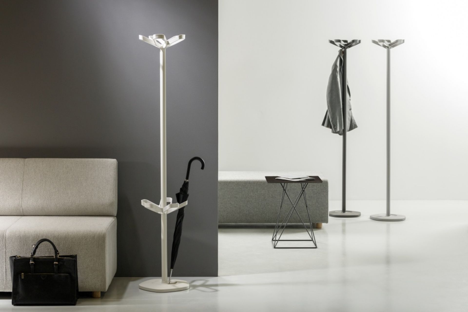 Flower Plus Garderobe von Cascando mit Schirmständer in Weiß und Schwarz, modernes Design für Büro und Zuhause.