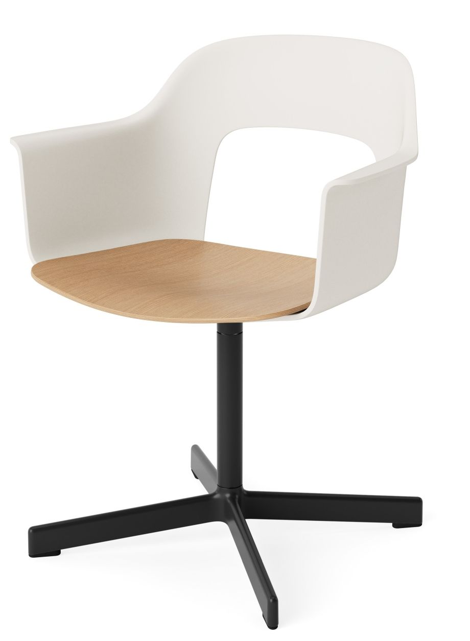 Layout Armchair 232 von Hay: Moderner Armlehnstuhl mit weißer Kunststoffschale und Holz Sitzfläche auf schwarzem Fußkreuz.