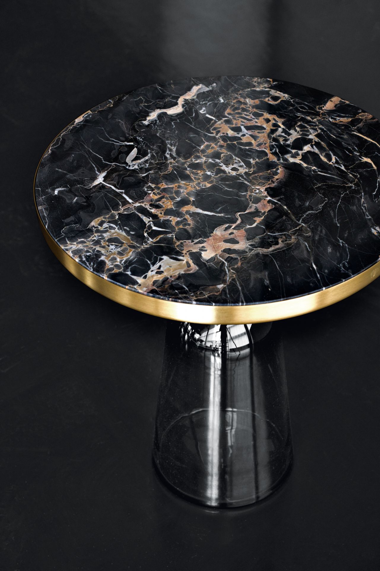 Tischplatte aus schwarzem Marmor für ClassiCon Bell Side Table Beistelltisch mit goldenem Rand.
