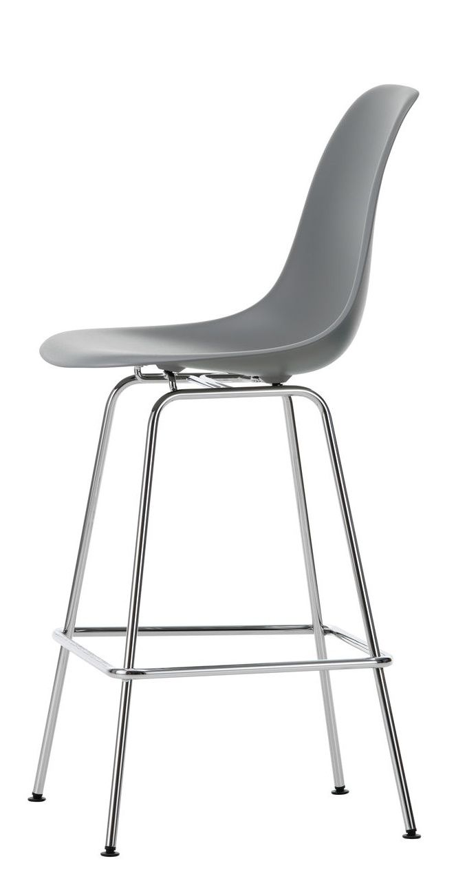Grauer Eames Plastic Bar Stool von Vitra mit verchromtem Gestell, seitliche Ansicht. Moderner Barhocker für Küche und Bar.