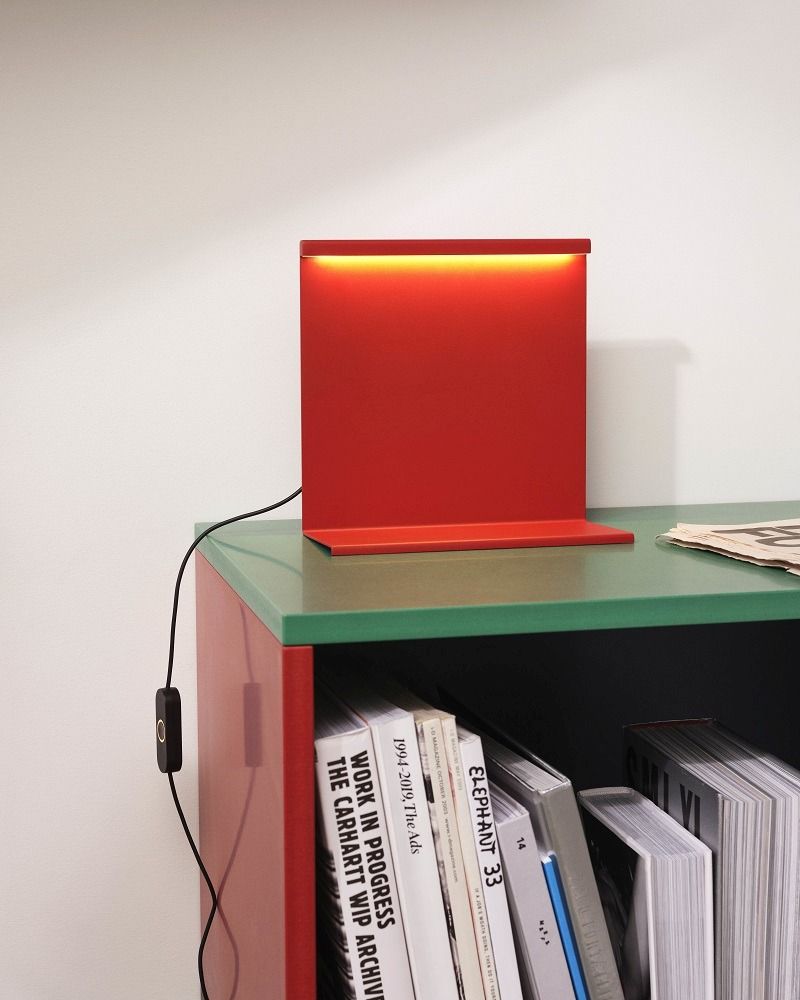 Colour Cabinet Sideboard mit mintgrüner Oberfläche und roter Lampe, Bücher im Regal.