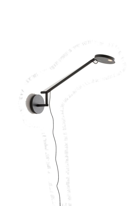 Schwarze Demetra Micro Wandleuchte von Artemide mit verstellbarem Arm und warmweißem Licht (2700K).