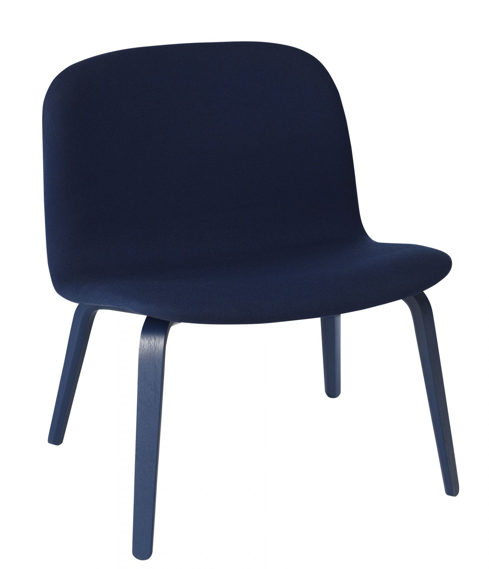 Blauer Muuto Visu Lounge Chair Stuhl mit Stoffbezug und Holzbeinen, moderne Sitzmöbel für Wohnzimmer.