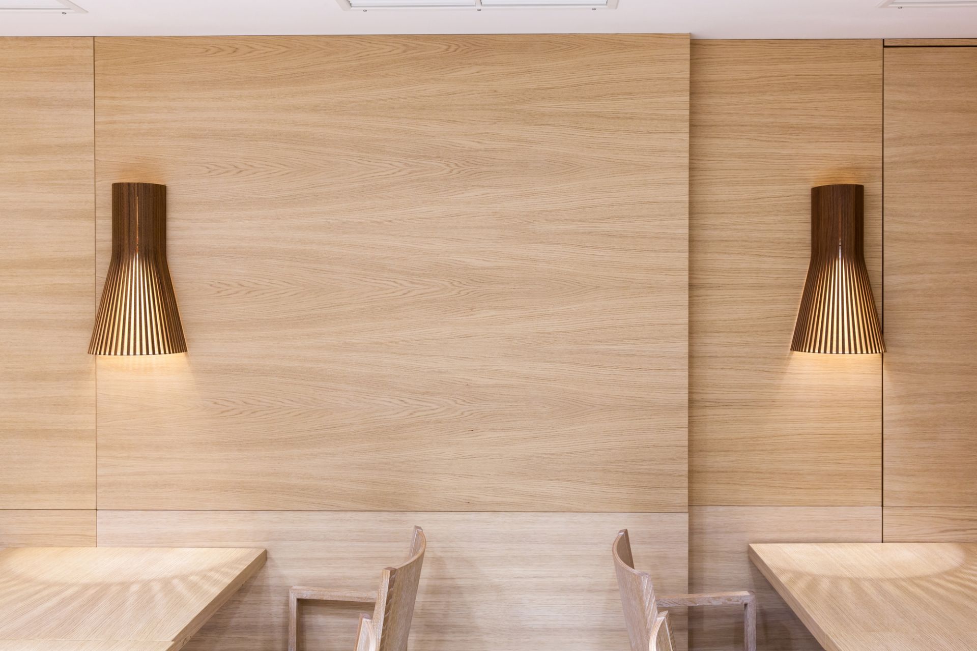 Secto Design Wandleuchte Small 4231 in Schwarz, moderne Holzleuchte für stilvolle Innenraumbeleuchtung.