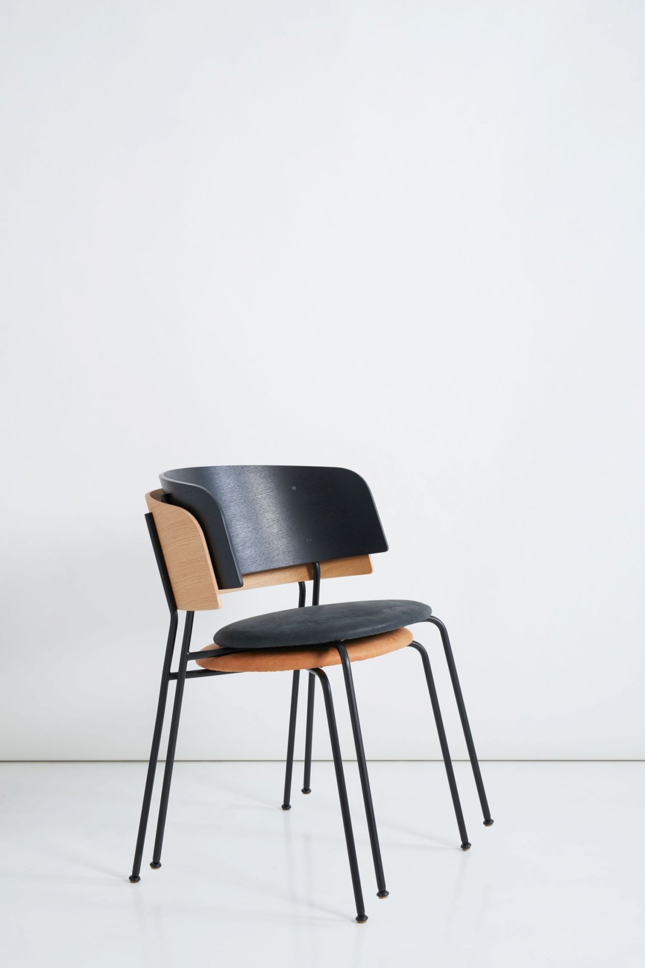 WAGNER fauteuil met zwart frame OUT
