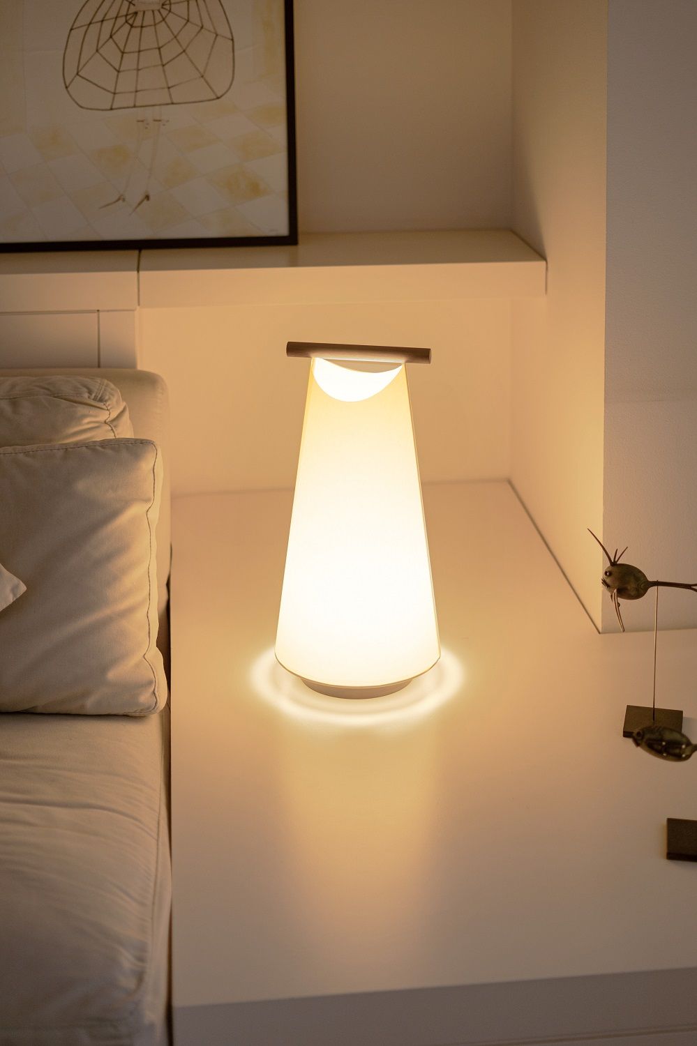 Nahaufnahme der leuchtenden Catay Table Lampe von Nomon, eine moderne Akku Tischleuchte.