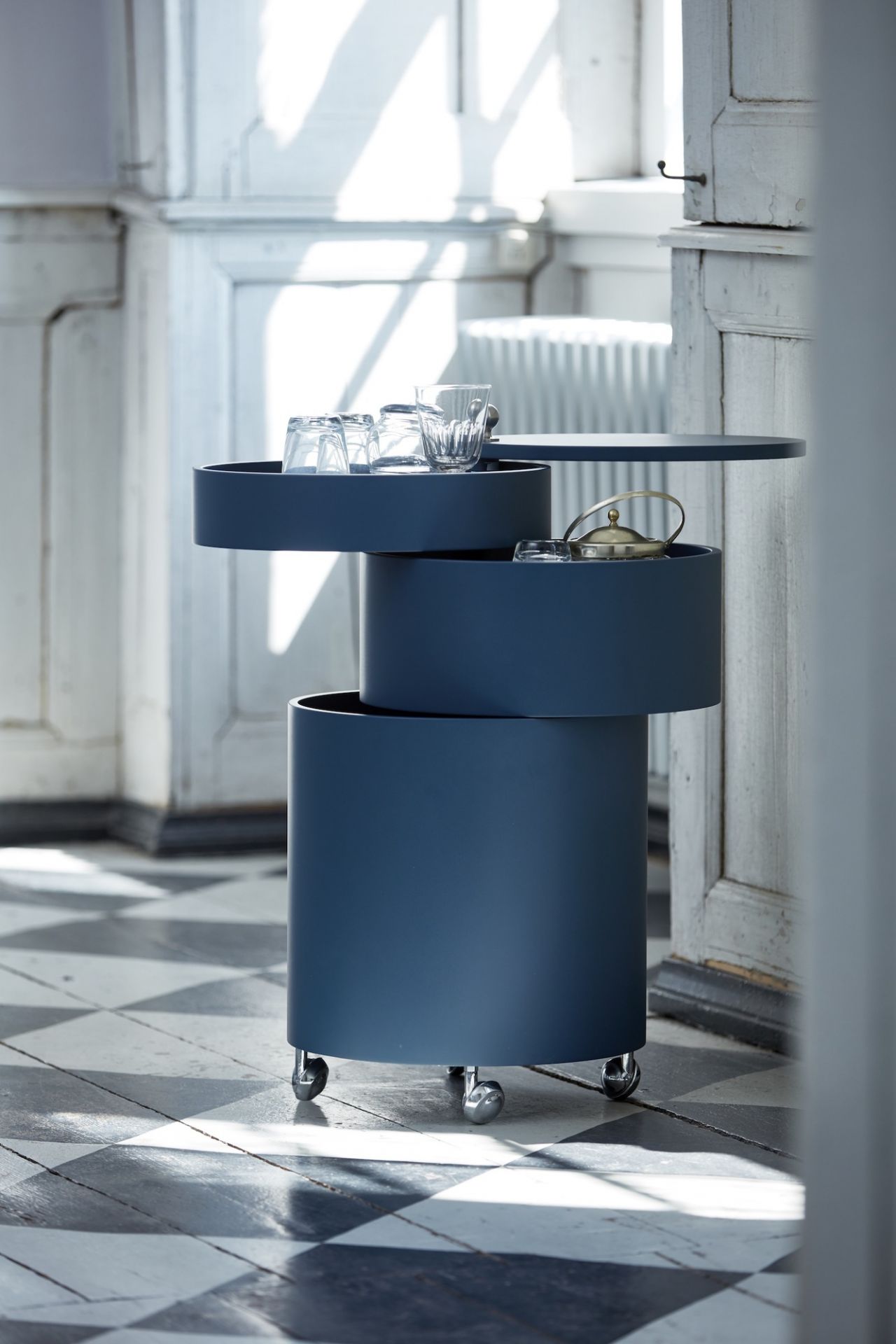 Blauer Barboy Rollwagen von Verpan mit Gläsern und Teekanne auf drei Ebenen.