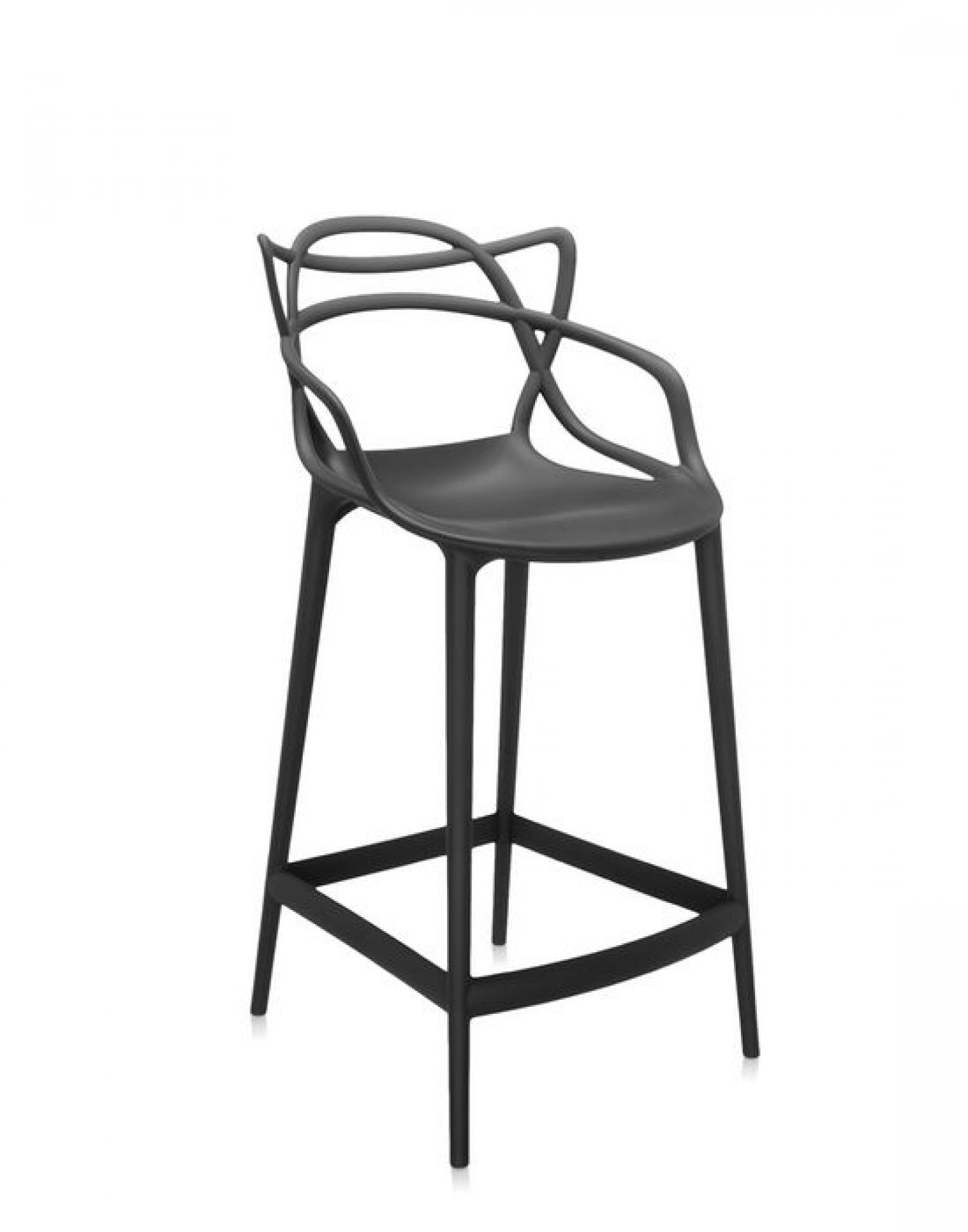Schwarzer Masters Barhocker von Kartell mit geschwungener Rückenlehne und Armlehnen auf weißem Hintergrund.