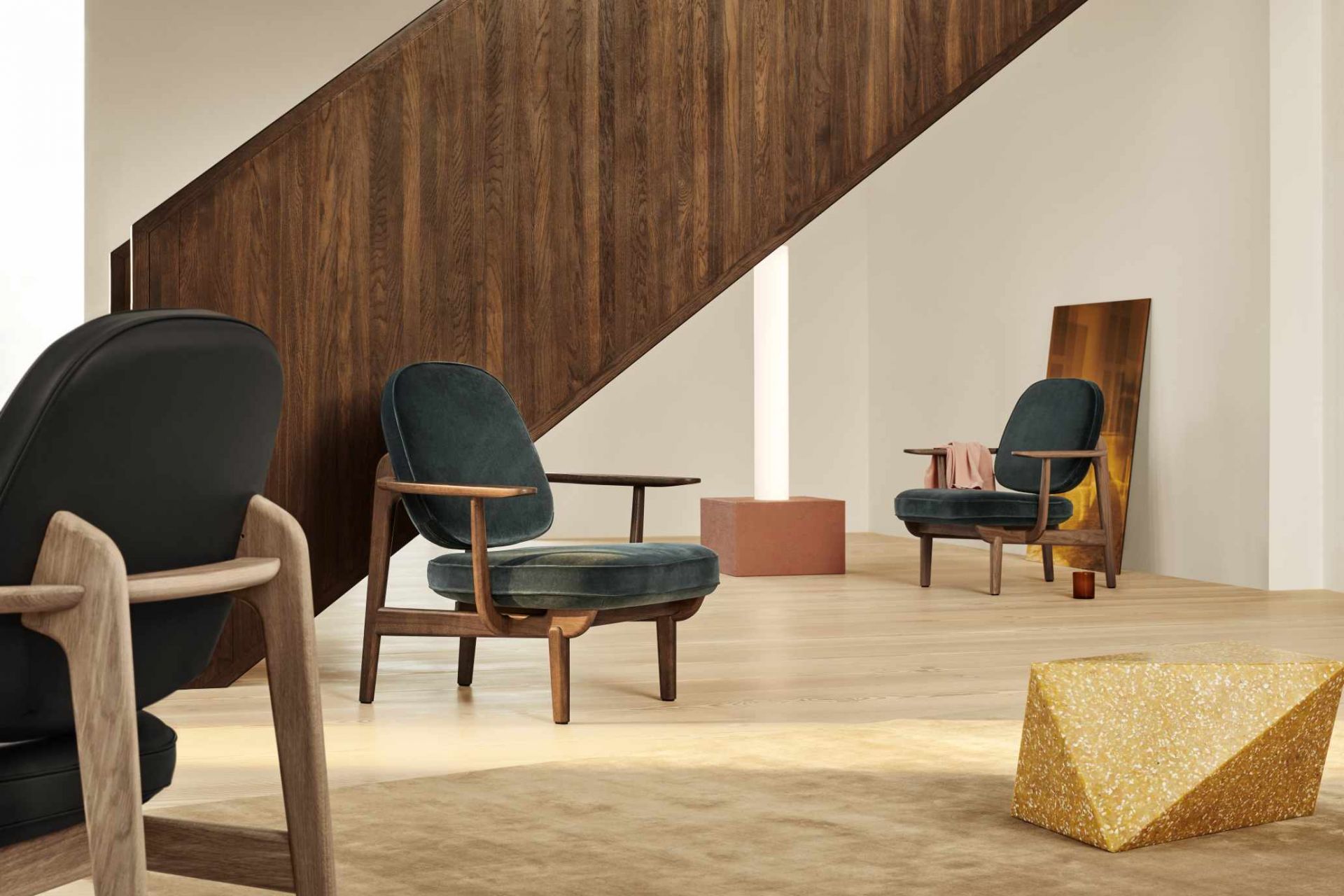 Fred Sessel von Fritz Hansen mit blauem Samtbezug und Holzgestell in modernem Wohnzimmer.