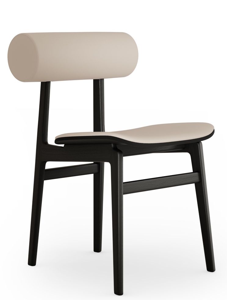 Totem Chair Stuhl von NORR11, gepolstert mit hellem Stoff und dunklem Holzrahmen, moderne Sitzmöbel.