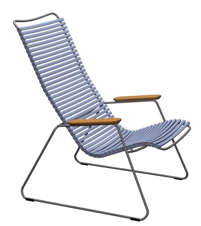 Dunkelgrauer Click Lounge Chair Sessel von Houe für den Außenbereich mit Armlehnen aus Holz.