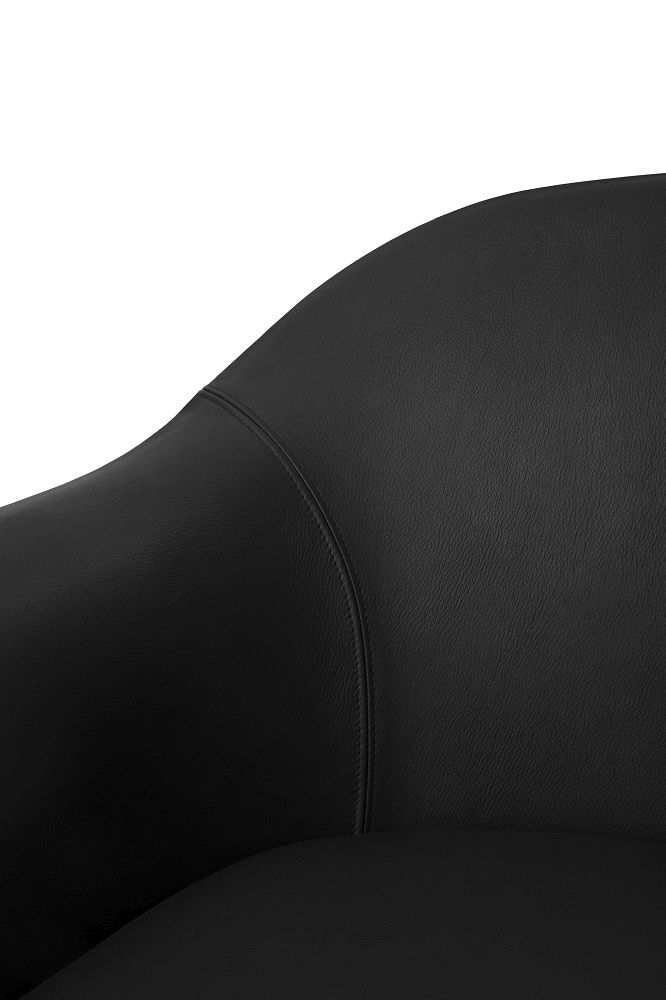 Detailaufnahme des schwarzen Sum Lounge Armchair Sessels von Normann Copenhagen, der hochwertige Lederoberfläche und die feine Naht zeigt.