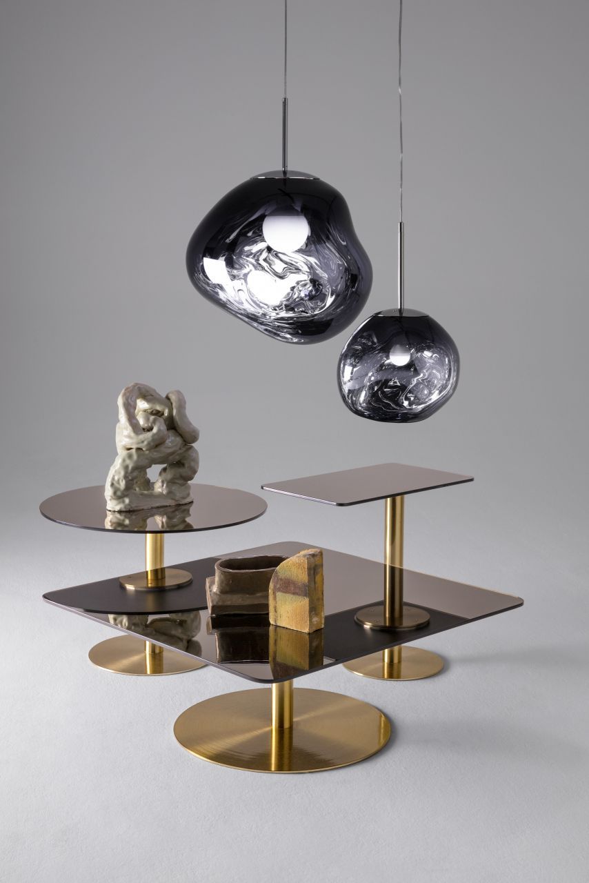 Flash Beistelltische von Tom Dixon: Runde und quadratische Couchtische mit bronzefarbenen Füßen und Deko-Objekten.